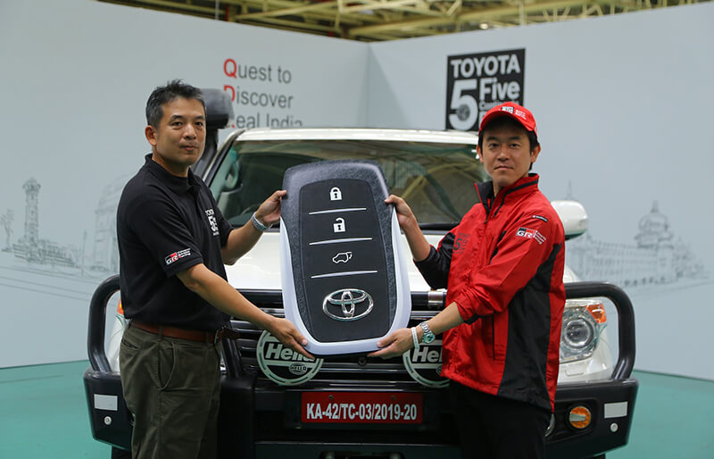 Mr. Yoichi Minamiyama handing over the key to 5 Continents Drive team captain